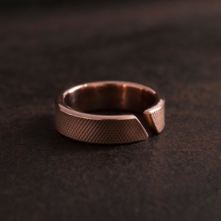 Embossed - Diamond Lattice Ring 5-6mm 菱格紋 斜口 戒指 寬版