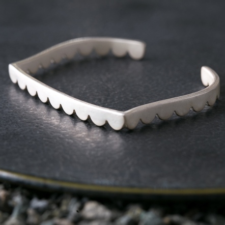 Misstache Pearl White Bangle 鬍子小姐 經典 珍珠白手環