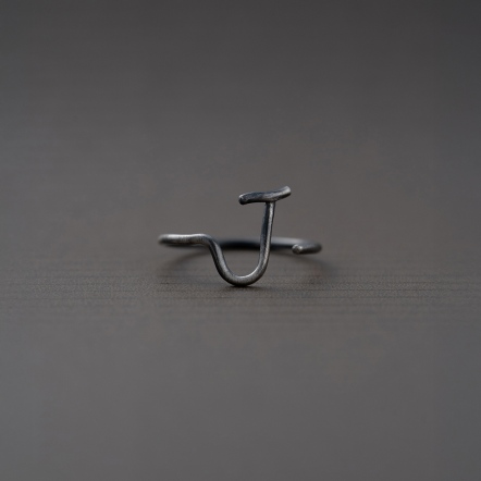 Chatter Ring J 手稿字母設計 J 戒指 