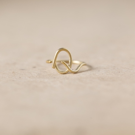 Chatter Ring Q 手稿字母設計 Q 戒指