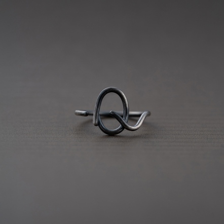 Chatter Ring Q 手稿字母設計 Q 戒指