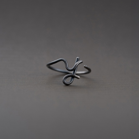 Chatter Ring Y 手稿字母設計 Y 戒指