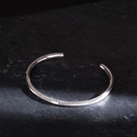 Hammered Moon Bangle - Woodgrain Pattern 3mm 側敲彎月 樹紋 手環 細版