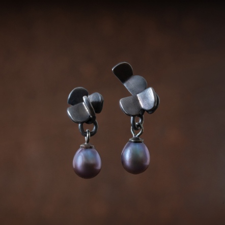 Metamorphosis Drop Pearl Black Earrings 蛻變 花徑 珍珠 羽黑 垂墜 耳環