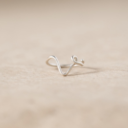 Chatter Ring V 手稿字母設計 V 戒指