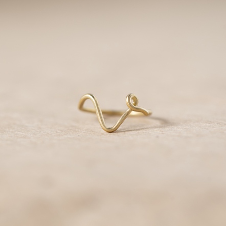 Chatter Ring V 手稿字母設計 V 戒指