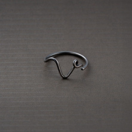 Chatter Ring V 手稿字母設計 V 戒指