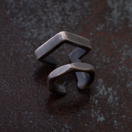 Double-Faceted Black EarCuff 雙層角面 迷霧灰 耳扣