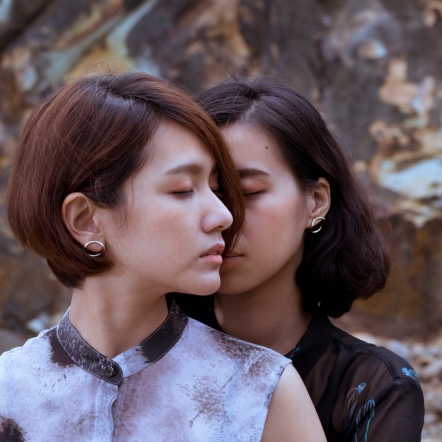 Eye-rolling & Stubborn Double Fold Ear Studs 執拗與白眼 雙折 耳環